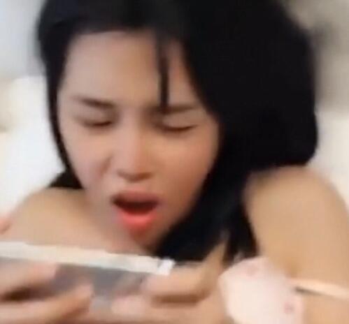 91四驱兄弟-酒店爆操租房时认识的风骚高雅有韵味的美女房东,刚新婚丈夫长期出差多次软磨硬泡才出来.高清版白嫩小